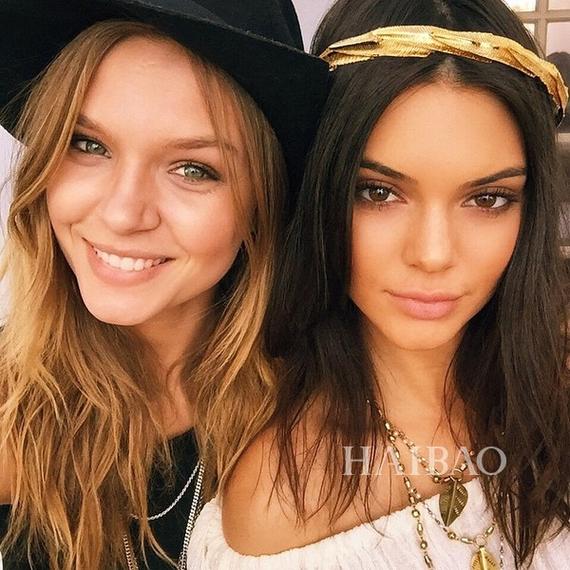 超模约瑟芬·斯可瑞娃 (Josephine Skriver) (左) 、肯达尔·詹娜 (Kendall Jenner) (右)