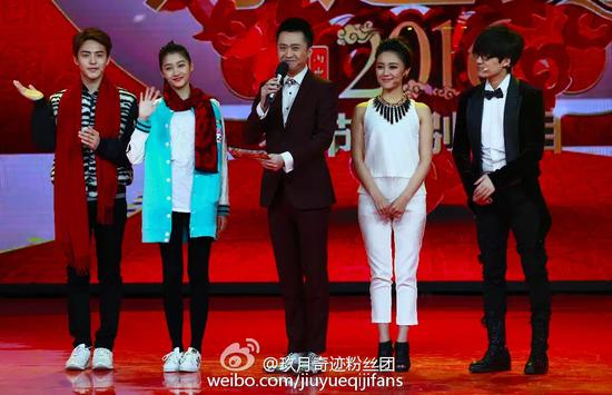 关晓彤着LALABOBO糖果色时尚棒球外套亮相