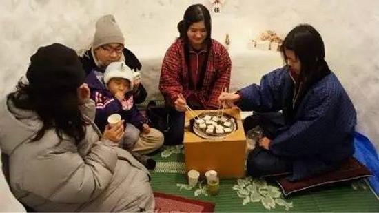 日本秋田县横手市雪屋节