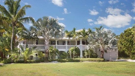 罗里达州舒格洛夫岛、棕榈树影环绕和古色古香的家