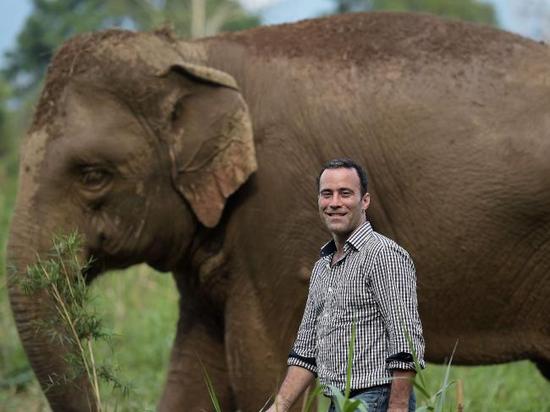 布雷克在基地所在地金三角安纳塔拉度假村内与大象合影（图片来源AFP）
