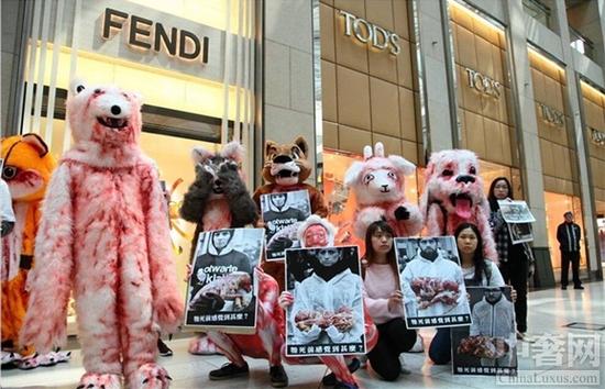 最近除了PETA針對Prada的行動外,還有近100名動物保護協會人員打扮成被去掉皮毛的動物聚集於香港灣仔會議展覽中心