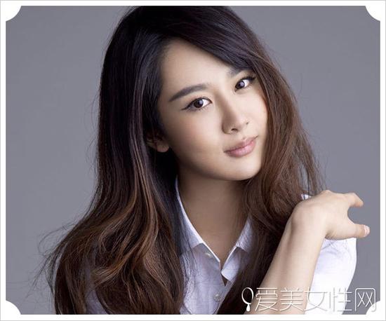 赵丽颖曝《青云志》片场照 肌肤好到掐出水 导