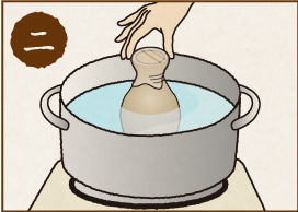 锅里倒上水，把酒壶放入锅中，使水没过酒壶的一半。