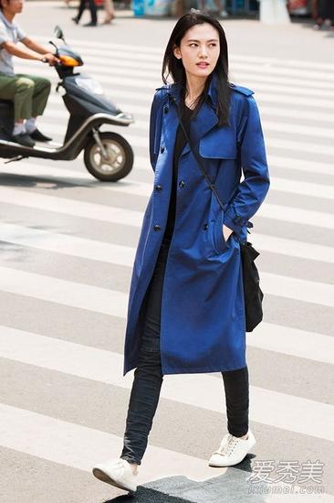 风衣搭配裤子_秋季风衣搭配裤子图片