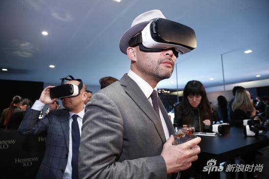 来宾在现场体验由“虚拟现实”技术360°全方位展示的“感官之旅”