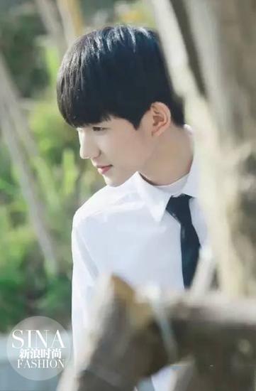 TFBOYS穿白衬衫私照