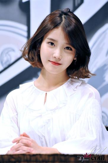 李知恩 (IU)