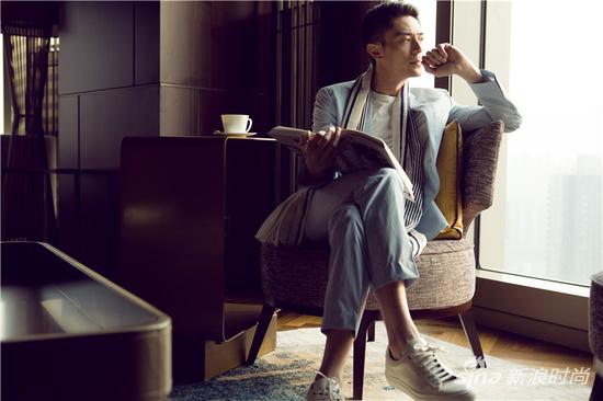 花絮-霍建华身着BOSS淡蓝色休闲西服套装