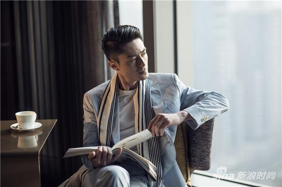 花絮-霍建华身着BOSS淡蓝色休闲西服套装