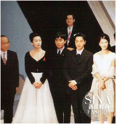 1995年金马奖颁奖典礼上，身穿Dior礼服的刘嘉玲有梁朝伟陪在身旁