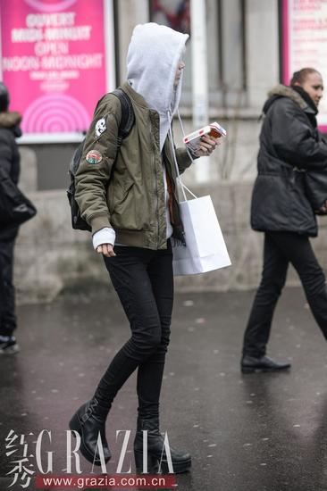 军绿色飞行员夹克有多红