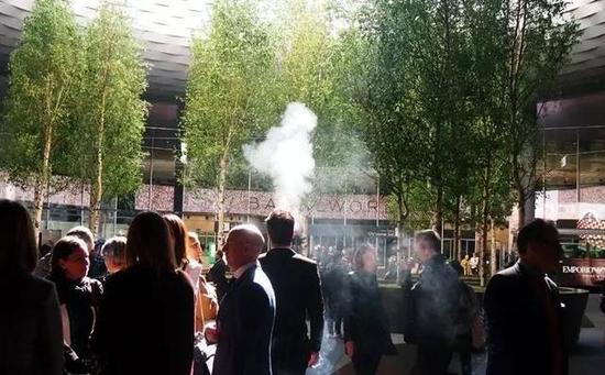 展馆外正在抽烟的人群，烟雾缭绕居然有点云蒸霞蔚的意境