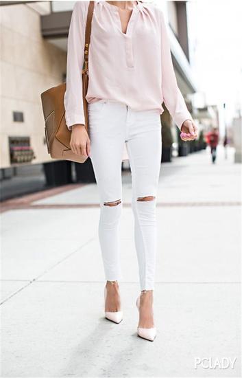 白色破洞裤+粉色高跟鞋