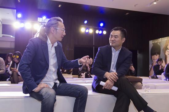 新浪网商业运营总监王屹（左）与中国服装设计师协会副主席张庆辉（右）就自媒体在时尚领域的现状做深入讨论