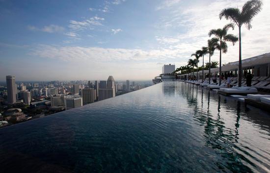 新加坡滨海湾金沙酒店拥有全球最大的空中无边际泳池，全场150米，距离地面200多米高