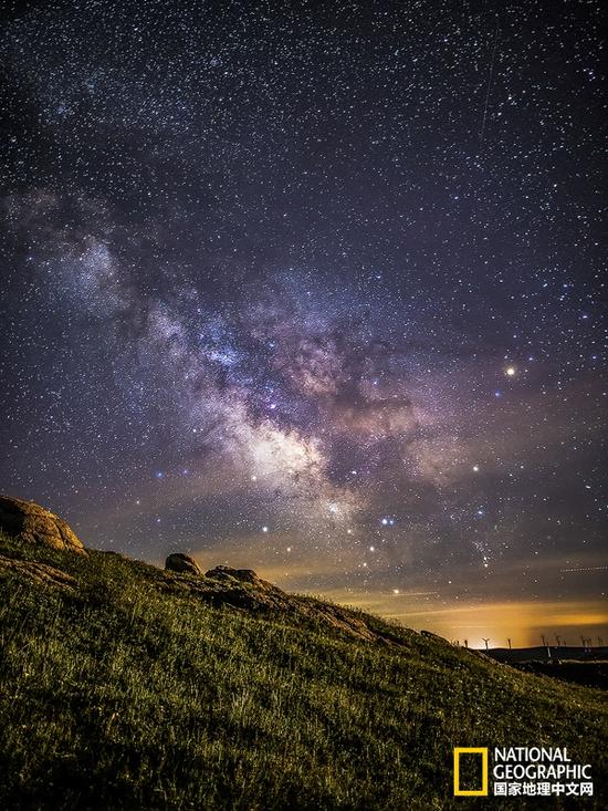 躺在这片山坡上，枕着双手，嘴里叼一根野草，数数今晚有多少颗星星。