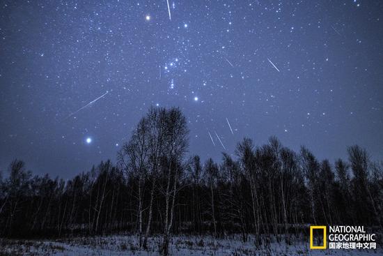 摄影师在零下45度拍摄了一整晚，就为了记录下壮观的双子座流星雨。