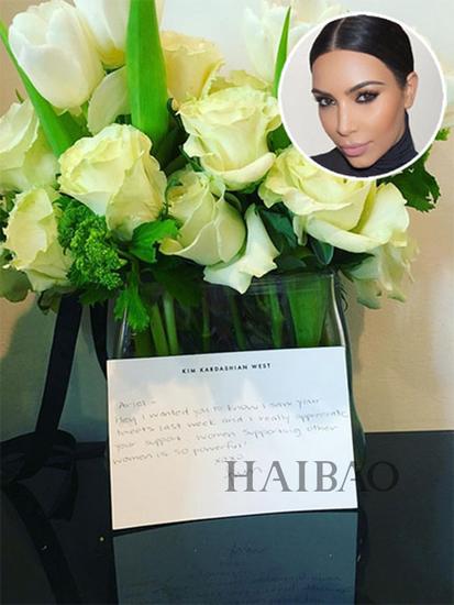 金·卡戴珊 (Kim Kardashian) 送艾米丽·拉塔科夫斯基 (Emily Ratajkowski) 的花