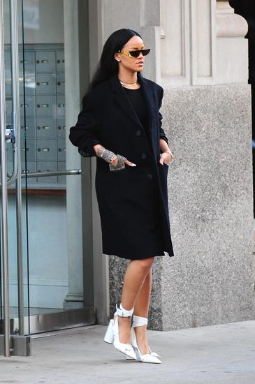 Rihanna wearing Chopard Happy Hearts bracelets, New York, 30.03.2016_1