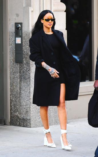 Rihanna wearing Chopard Happy Hearts bracelets, New York, 30.03.2016_2