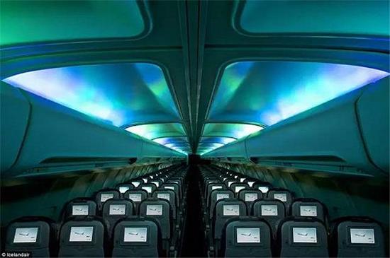 机舱天花板精心设计的LED灯能重现变幻莫测的极光身影