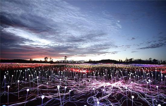5000多盏磨砂玻璃灯彻底改变了澳大利亚内陆艾尔斯岩的风貌