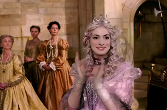 安妮海瑟薇在《爱丽丝梦游仙境2》的全新“白皇后”造型