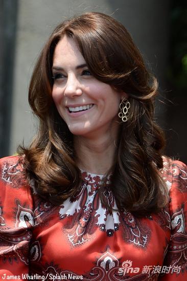 　　Kate-Tour-Arrival-Taj-Hotel-Head-Shot-Red-McQueen-Temple-Heaven-EarringsApril-10-206-Whatling-Splash-555-x-8001