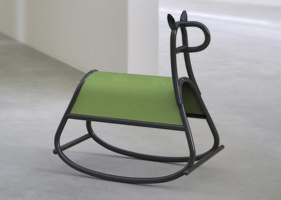 最有分量的家具展开始啦!(图2) Front 设计工作室为 Gebrüder Thonet Vienna 设计的摇摆木马