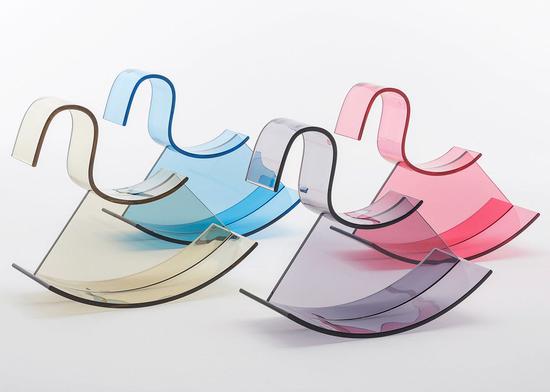 最有分量的家具展开始啦!(图1) Nendo 为意大利家具品牌 Kartell 设计的摇摆木马