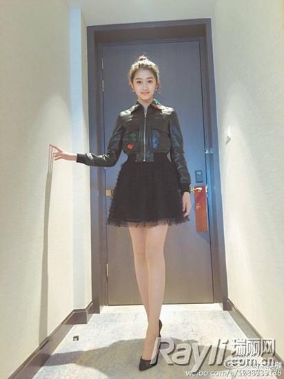 关晓彤专业第一 国民闺女长腿搭要上天|背带裤