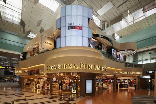 为了提升游客的购物体验，新加坡新罗免税店在樟宜机场