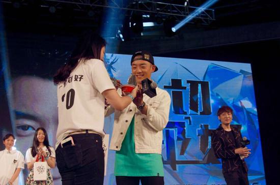 小猎豹郑恺4.17生日 燕之屋生日碗燕送祝福|燕