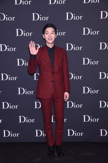 2. 韩国人气演员宋仲基身着Dior Homme2016冬季系列出席本次发布秀