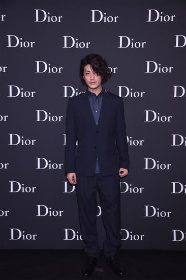 5. 日本人气男星赤西仁(Akanishi Jin)身着Dior Homme2016秋季系列现身本次发布秀
