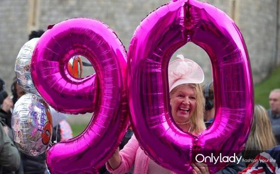 民众为女王庆祝90岁生日