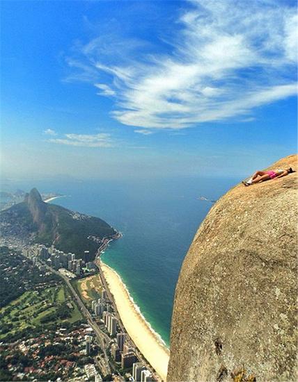 巴西里约热内卢郊外海边的一座山