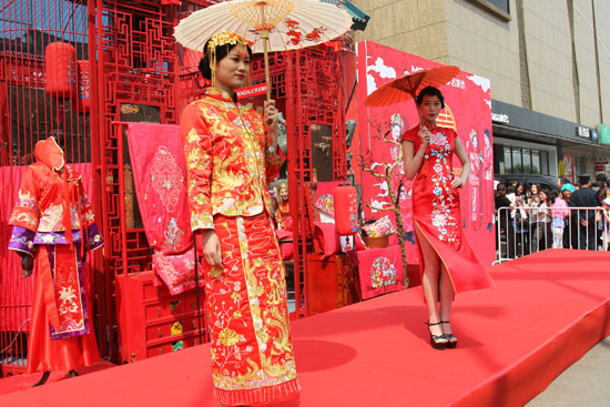 模特展示传统中式婚礼服装