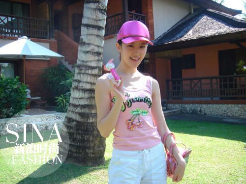 刘亦菲的粉色棒球帽抢镜