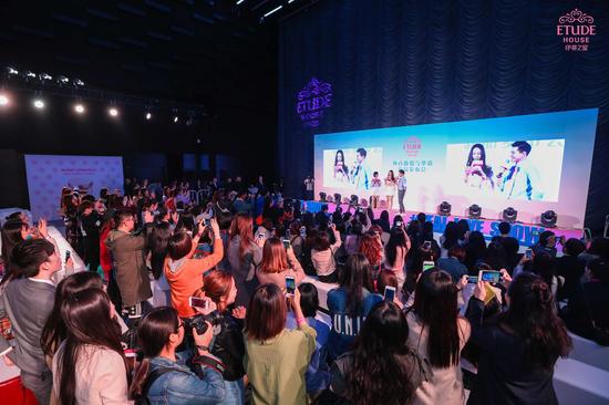 一抹惊艳变身 郑秀晶亮相伊蒂之屋纯真散粉气