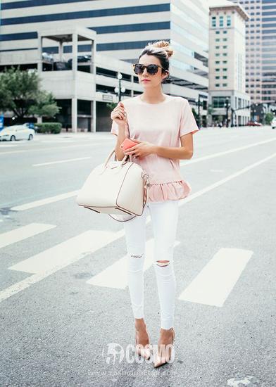 粉色上衣+白色牛仔裤