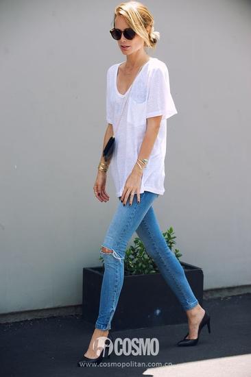 白色T恤+浅蓝色破洞裤+黑色小包