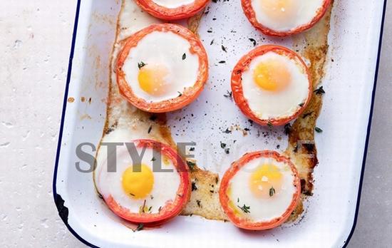 Baked Eggs in Tomato Cups