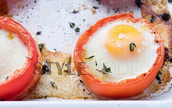 Baked Eggs in Tomato Cups