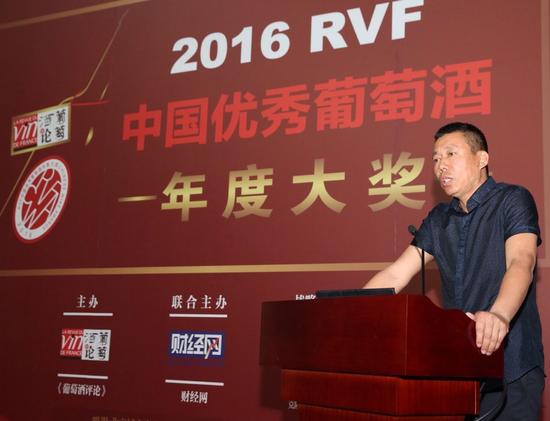 中菲酒庄总经理蒋新勇在“中国酒庄如何进行品牌建设”论坛上
与听众分享酒庄品牌塑造心得
