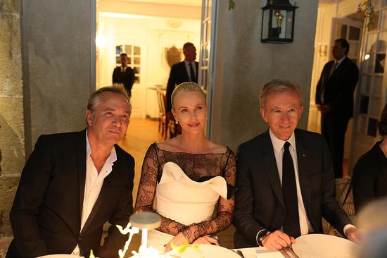 　　【必】查理兹?塞隆与LVMH集团总裁Bernard Arnault先生（右）与Dior迪奥香水化妆品全球总裁Claude Martinez先生（左）