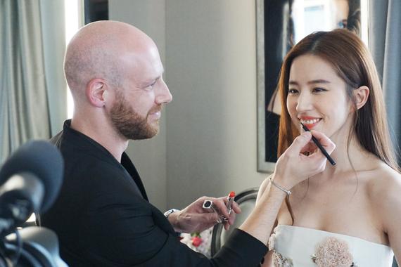 刘亦菲在Dior迪奥美妆沙龙打造红毯妆容