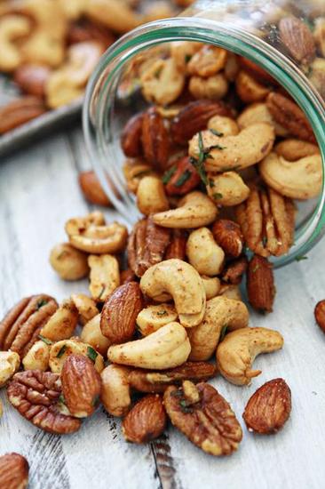 瑜伽前后30分钟可以吃些坚果类食物