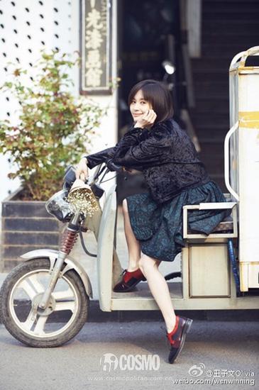 相比较而言，王子文私下这一身就没那么咋咋唬唬啦